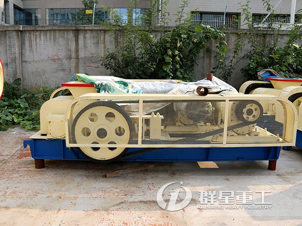 對(duì)輥式破碎機(jī)正面展示圖