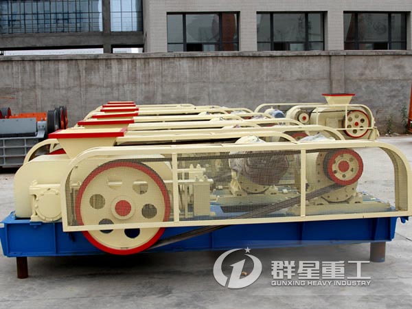 整齊擺放的對(duì)輥式破碎機(jī)