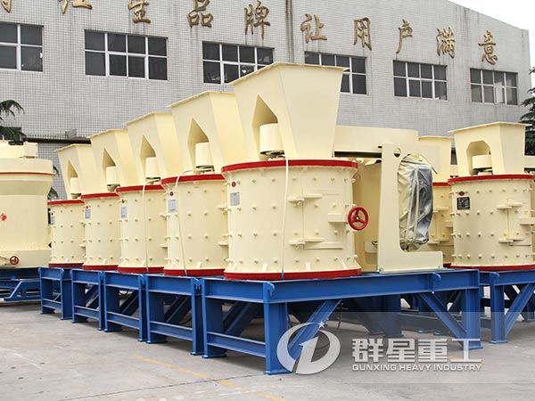 整齊擺放的復(fù)合式破碎機(jī)