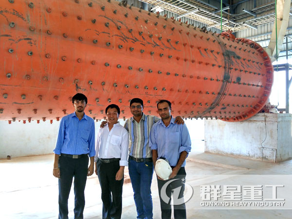 客戶與大型球磨機合影留念