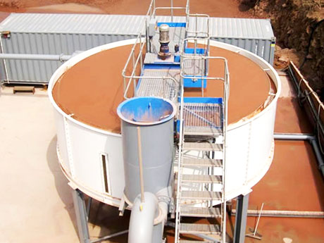 濃縮機在選礦廠一般用于過濾之前的精礦濃縮或尾礦脫水，還可以用于煤炭、化工、建材以及水源和污水處理等工業中含固體漿液的濃縮和凈化。有時在選別過程中為了提高下段作業給礦濃度和改善選別效果，對中礦也要進行濃縮。