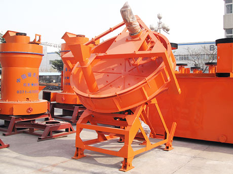 圓盤造粒機采用整體圓弧結構,成粒率可達93以上，造粒盤設有三個出料口，便于間斷生產作業，大大降低了勞動強度,提高了勞動效率。廣泛應用于化工、石化、制藥、食品、建材、礦冶、環保、印染、陶瓷、橡膠、塑料等領域，該造粒機也可以用于有機肥等肥料造粒。