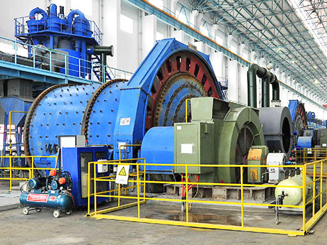 原料磨是物料經(jīng)破碎機(jī)破碎和配料后，進(jìn)行再次粉碎的關(guān)鍵設(shè)備。主要用于水泥廠原料的粉磨，也適用于冶金、化工、電力等工礦企業(yè)粉磨各種礦石及其他可磨性物料。